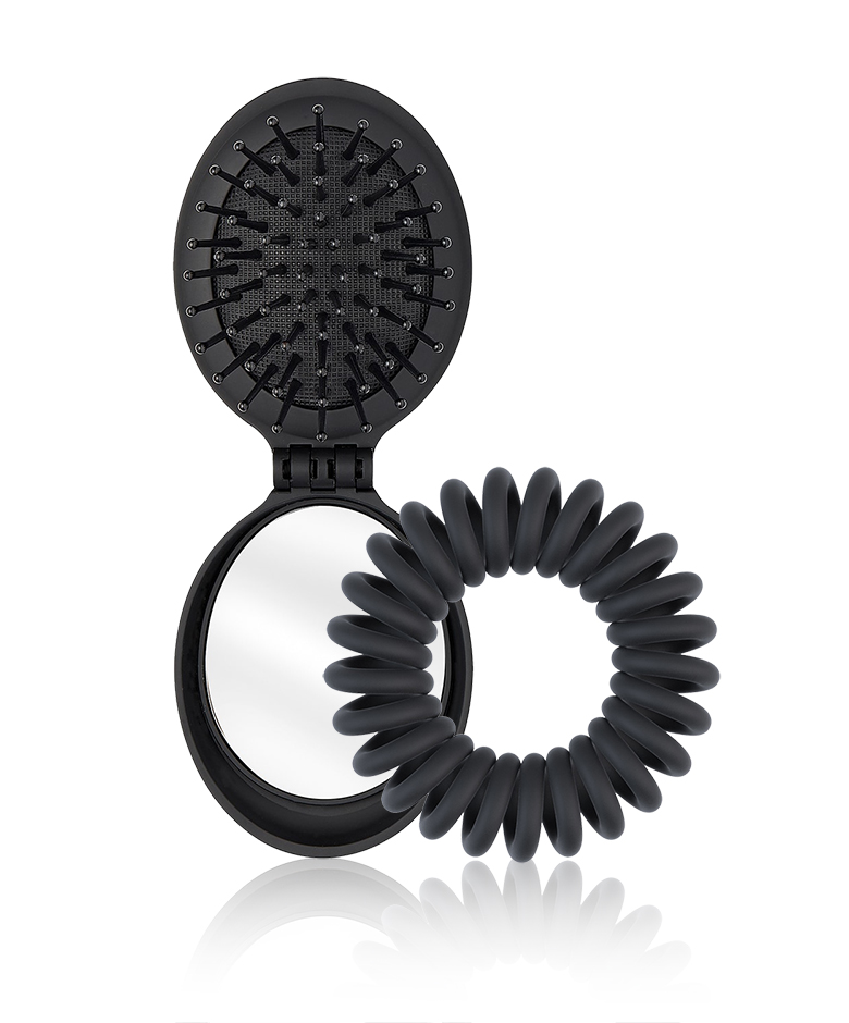 Strandvakantie gepland? Dan mogen de Uitklapbare Borstel van ICI PARIS XL en Invisibobble Mattitude No Doubt zeker niet ontbreken in je strandtas.