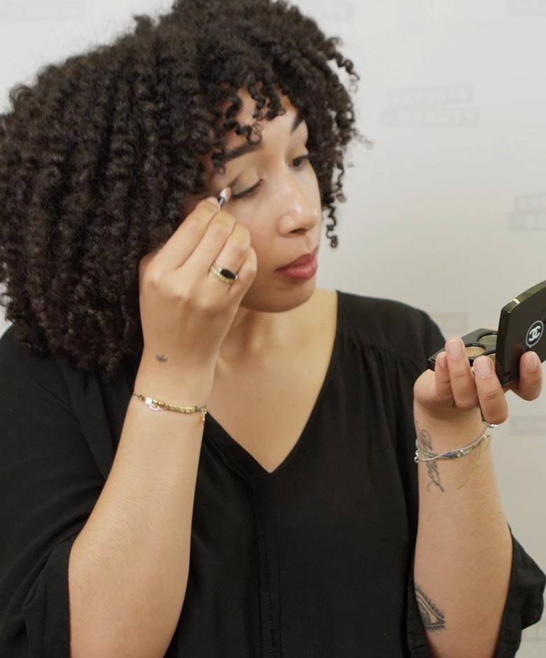 Beauty Expert Victoria brengt oogschaduw aan op haar wimpers