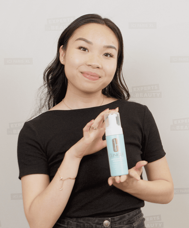 Beauty Expert Linda toont cleansing foam van Clinique