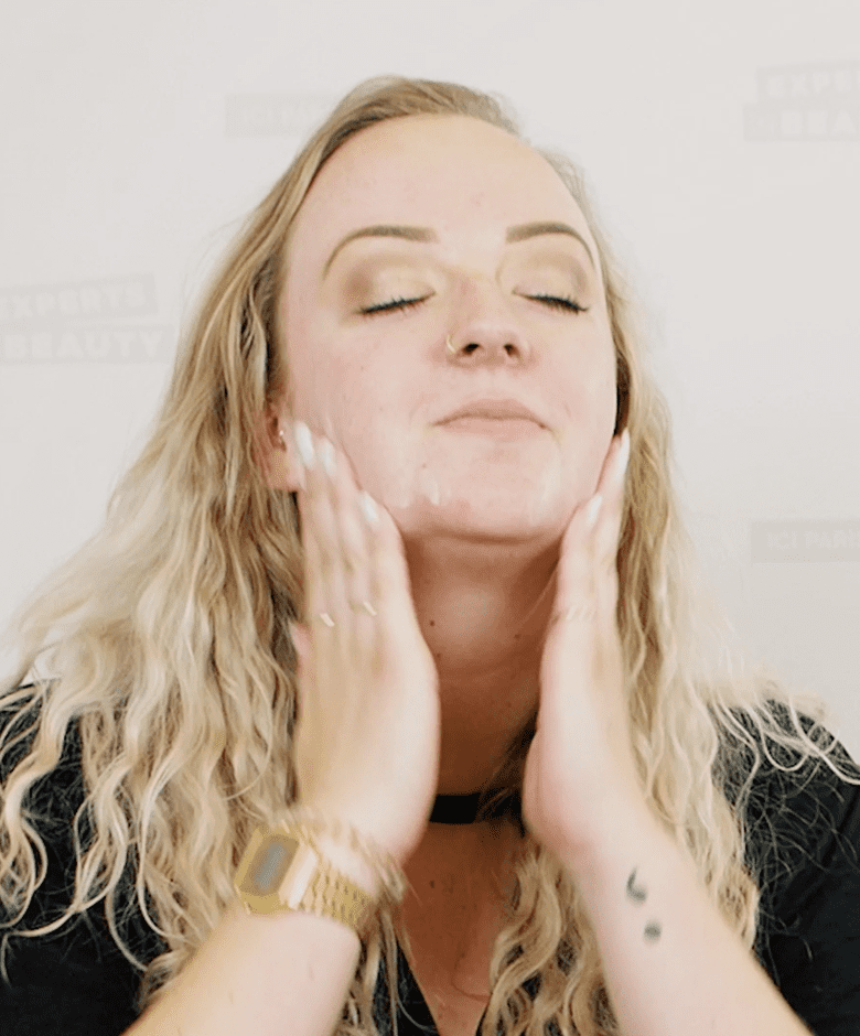 Gebruik een voedende dagcrème