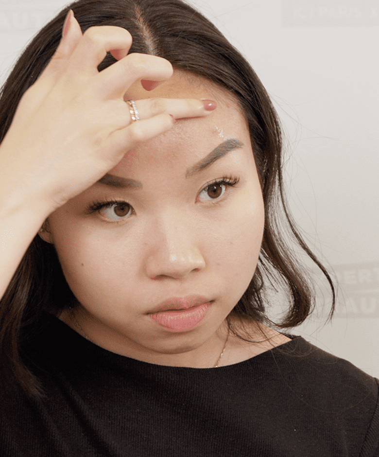 Beauty Expert Linda brengt de spot treatment van My Clarins aan