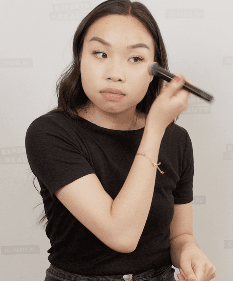 Beauty Expert Linda camoufleert haar puistjes met een foundation en concealer