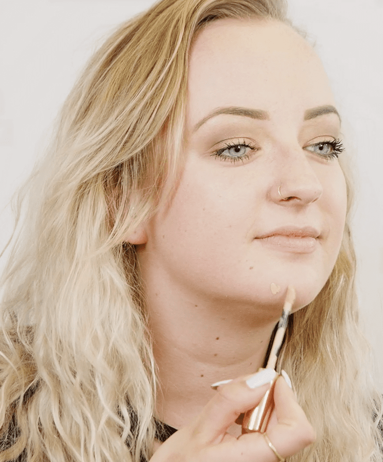 Gebruik concealer om onzuiverheden of rode plekjes te camoufleren