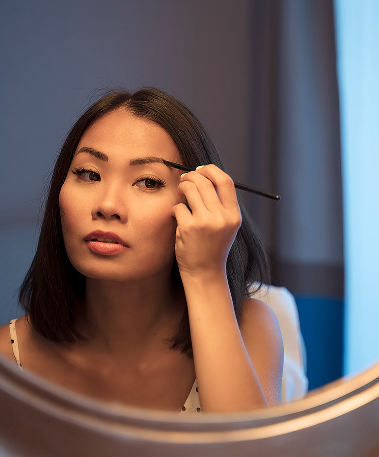 jonge vrouw die wenkbrauwen bijwerkt