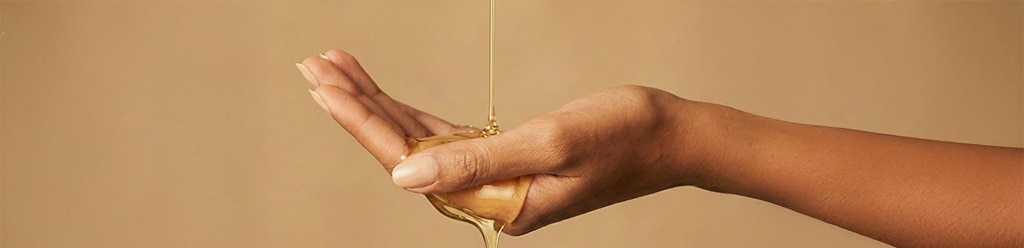 hand met jojoba olie