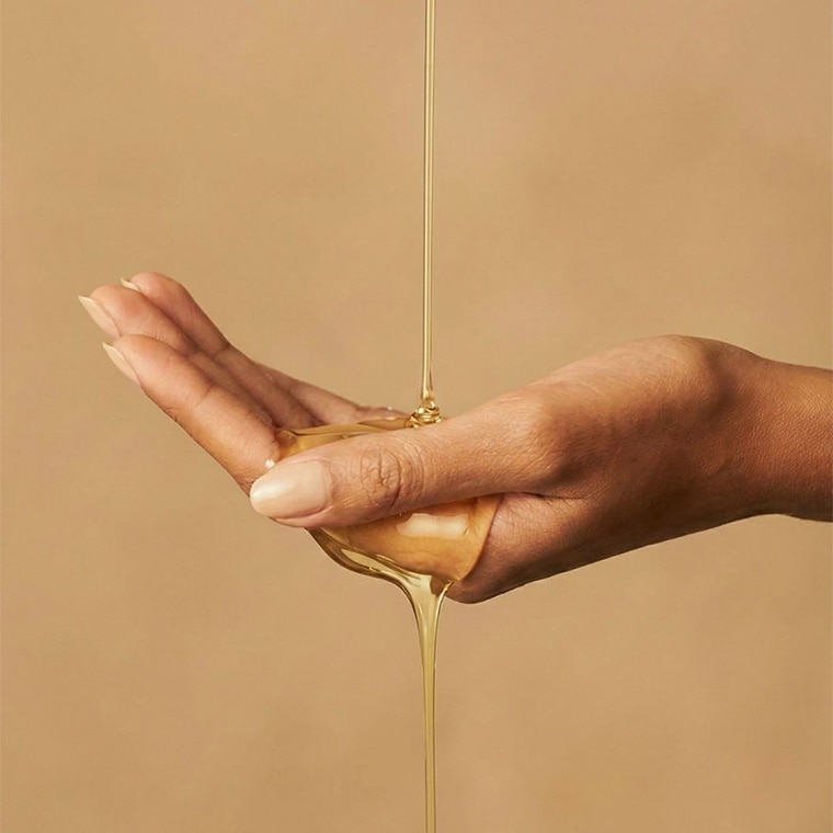 hand met jojoba olie