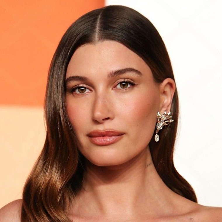 Hailey Bieber met sunburn blush en naturelle lippen.
