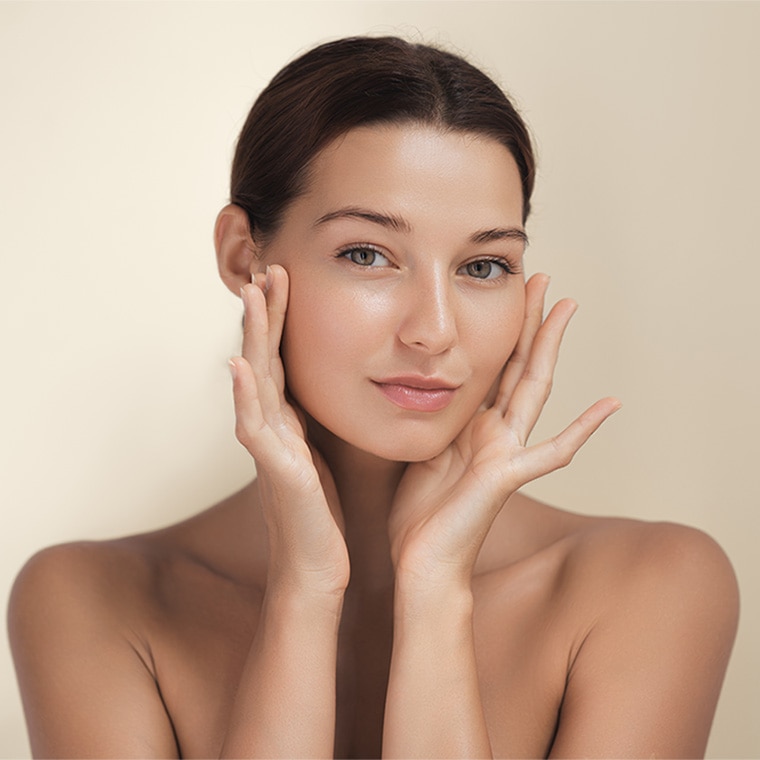 Vrouw met ovale gezichtsvorm en natuurlijke make-up.