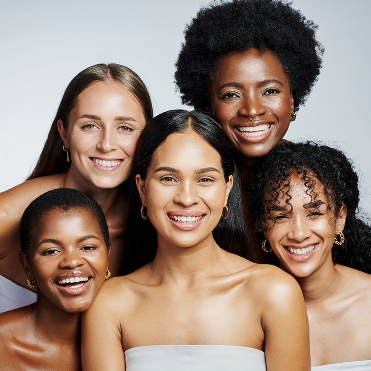 Vrouwen met verschillende haartypes en huidskleuren