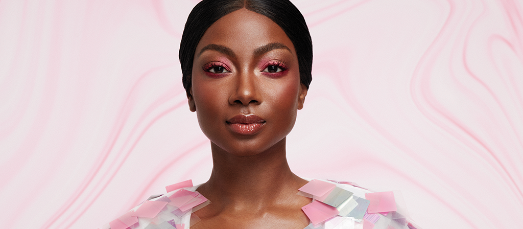 model met roze make-up look