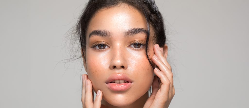 meisje met een glowy skin make up look