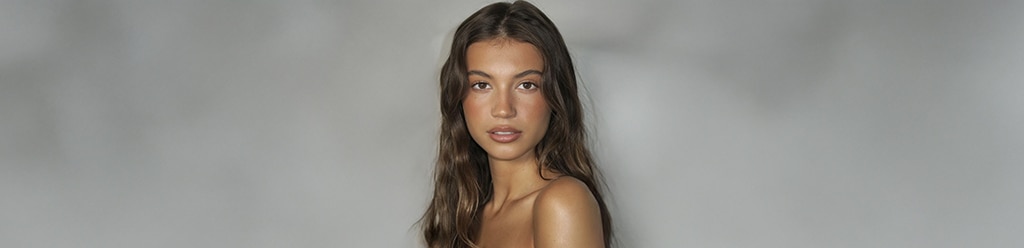 vrouw-met-bruin-haar-met-brown-pencil-makeup