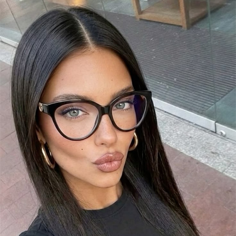 Vrouw met bril draagt make-up