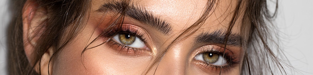 yeux verts sur femme brune