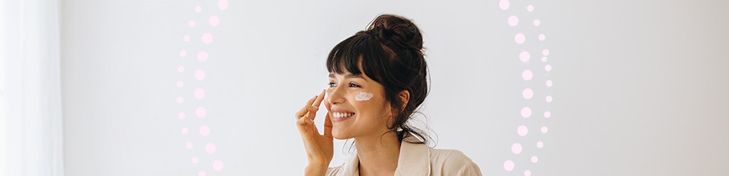 vrouw brengt skincare aan
