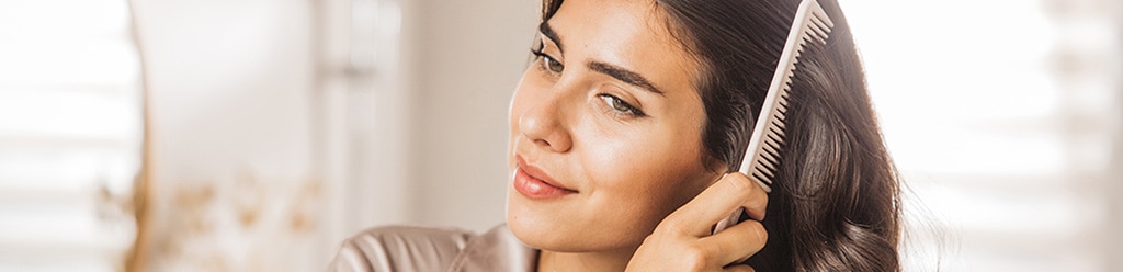 Vrouw-borstelt-haar-hair-aging