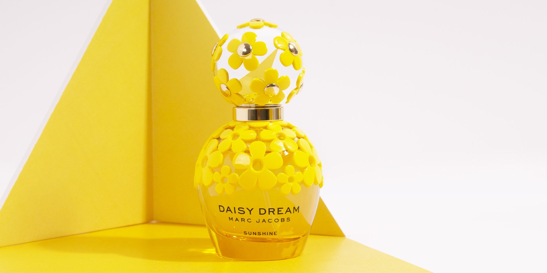 Parfum Marc Jacobs Daisy Dream tegen een gele achtergrond