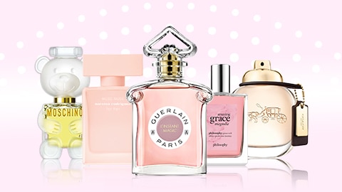 Flatlay avec des parfums au musc.						 Flatlay avec des parfums au musc.