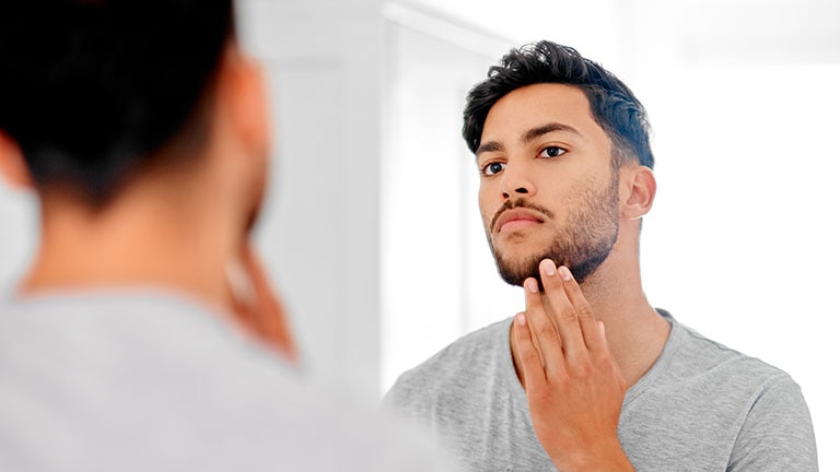 Homme barbu devant un miroir. Homme barbu devant un miroir.