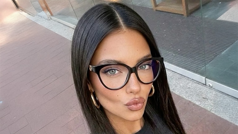 Femme aux cheveux foncés avec des lunettes remarquables						 Femme aux cheveux foncés avec des lunettes remarquables