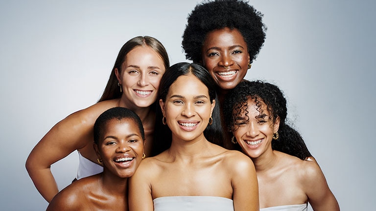  photo de groupe de femmes de différentes origines ethniques et aux différents types de cheveux						 photo de groupe de femmes de différentes origines ethniques et aux différents types de cheveux