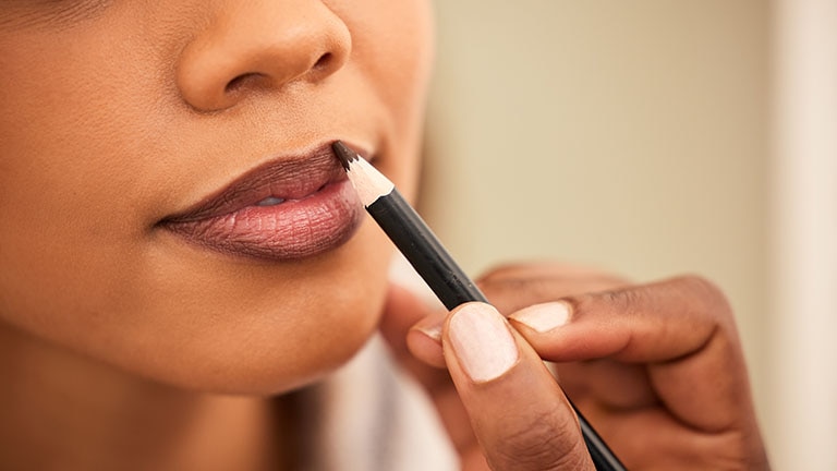 des lèvres plus pulpeuses grâce au crayon à lèvres						 des lèvres plus pulpeuses grâce au crayon à lèvres