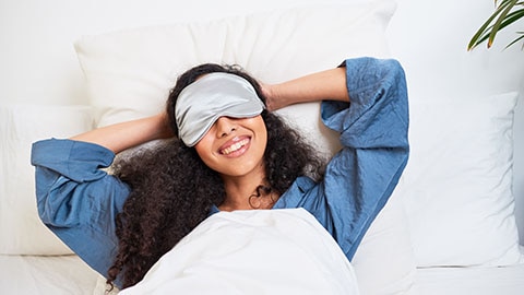 Femme aux cheveux longs et sains au lit						 Femme aux cheveux longs et sains au lit