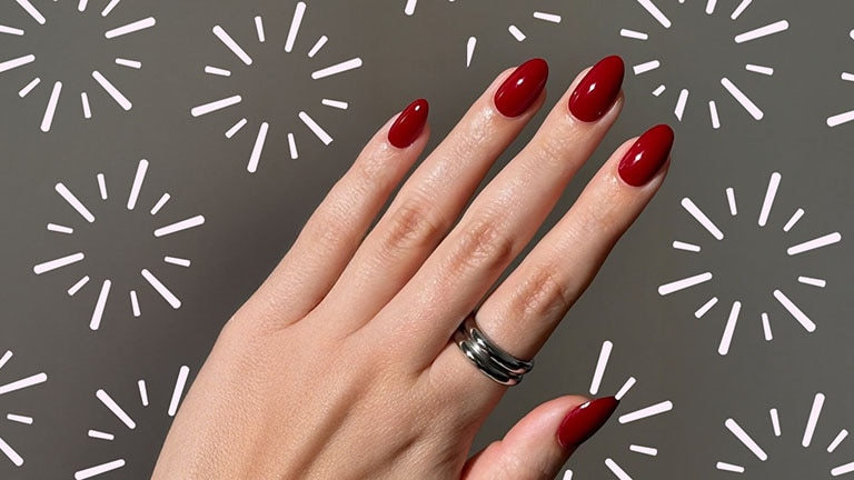  main de femme aux ongles rouges						 main de femme aux ongles rouges