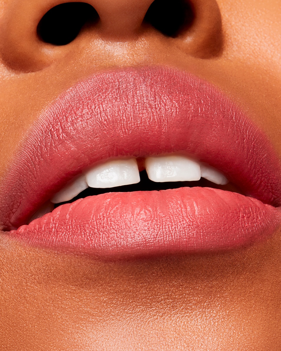 M.A.C POWDER KISS VELVET BLUR SLIM STICK ROUGE A LEVRES MAT HYDRATANT - TENUE LONGUE DUREE 12H Sheer outrage 3