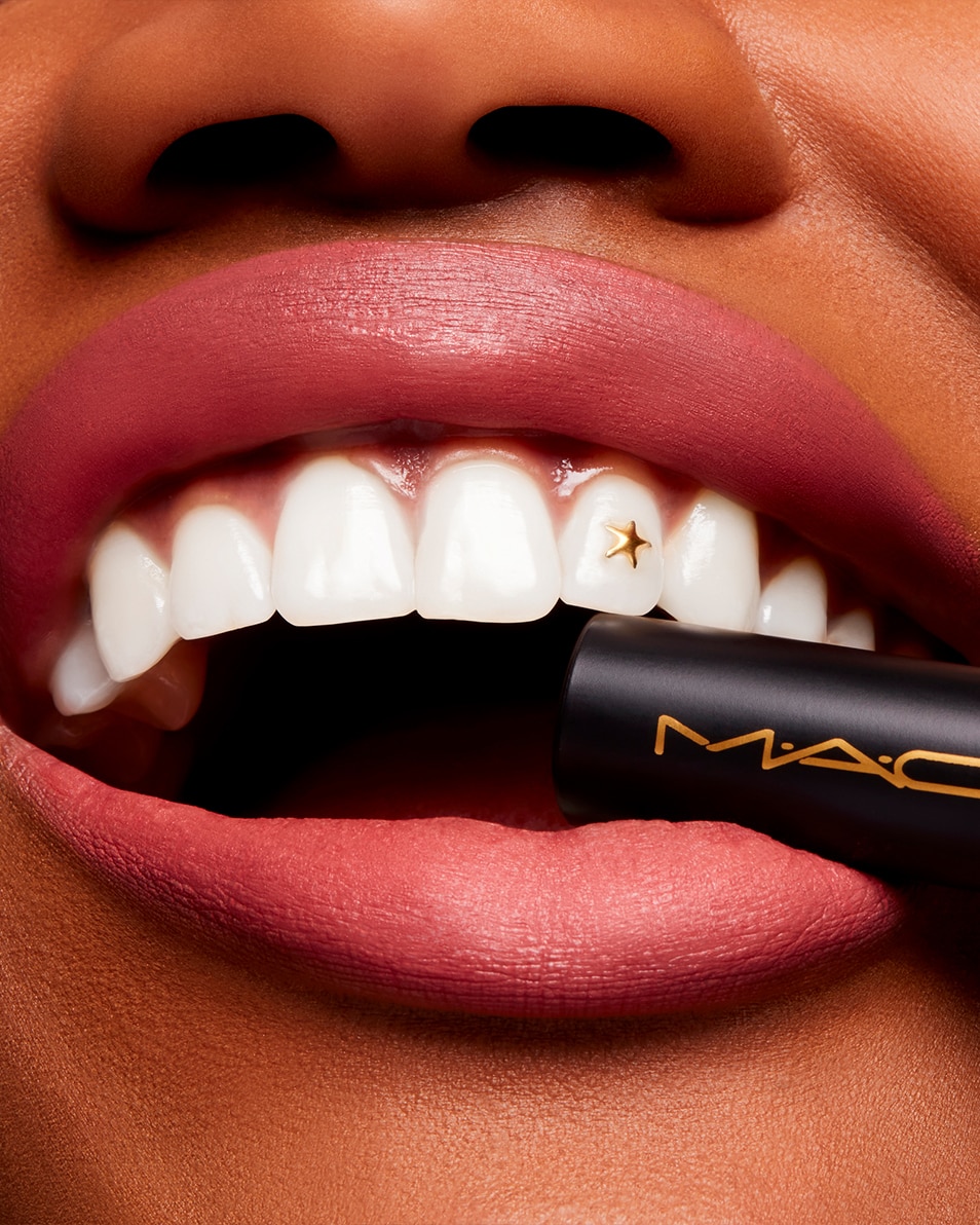 M.A.C POWDER KISS VELVET BLUR SLIM STICK HYDRATERENDE MATTE LIPPENSTIFT- 12U LANGHOUDEND Peppery Pink 4