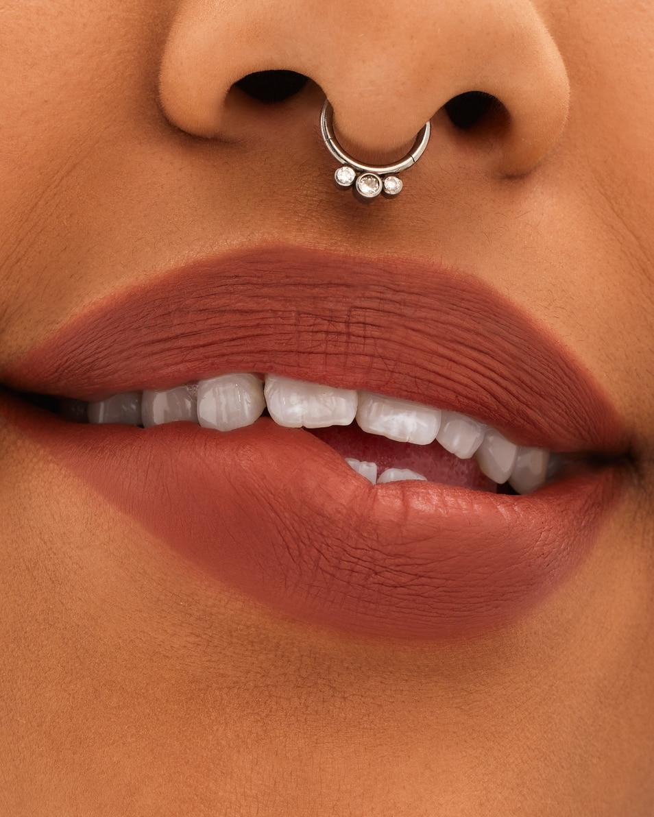 M.A.C LOCKED KISS LIPSTICK ROUGE À LÈVRES LIQUIDE MAT - COUVRANCE TOTAL METICULOUS 4
