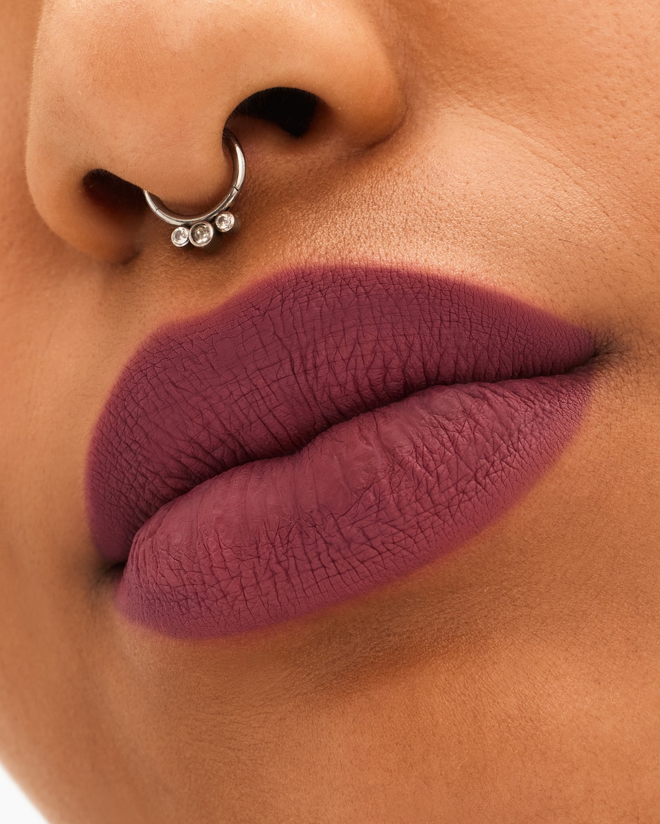M.A.C LOCKED KISS LIPSTICK ROUGE À LÈVRES LIQUIDE MAT - COUVRANCE TOTAL OPULENCE 4