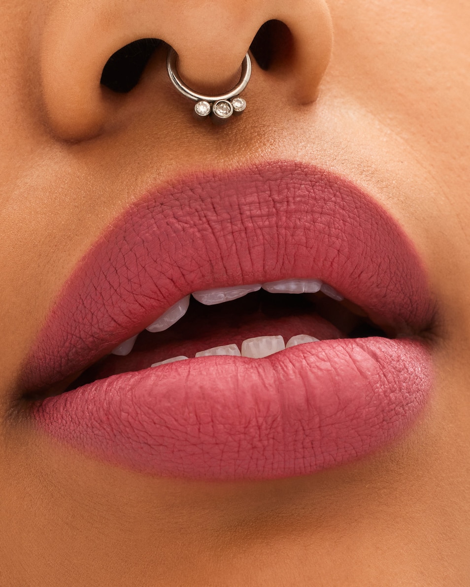 M.A.C LOCKED KISS LIPSTICK ROUGE À LÈVRES LIQUIDE MAT - COUVRANCE TOTAL CONNOISSEUR 4
