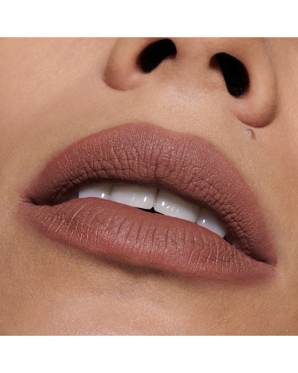 M.A.C Powder Kiss Liquid Lip Colour - Intimate Nudes Vloeibare lippenstift - 10u hydraterend & langhoudend BUFFIEST 4