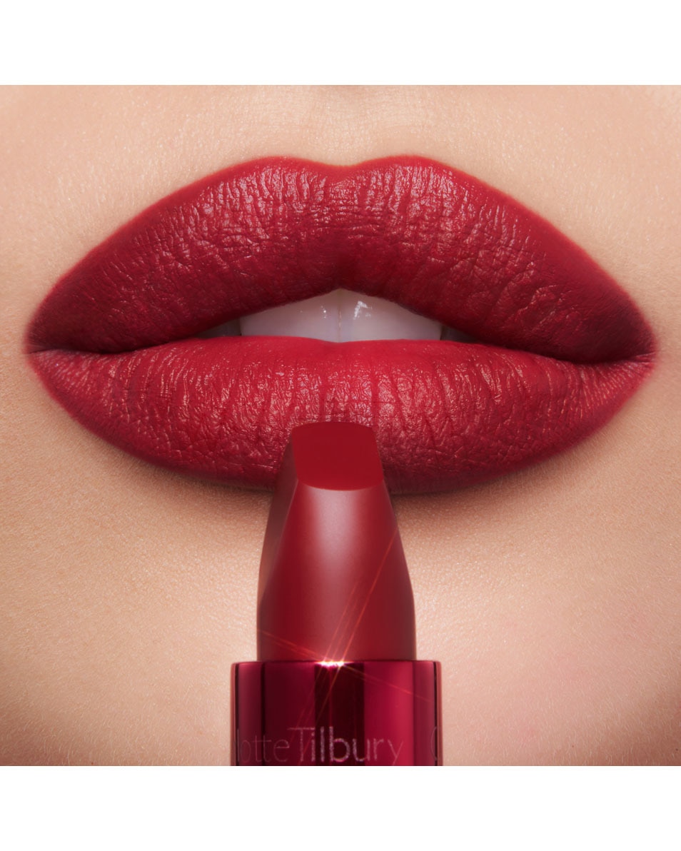 CHARLOTTE TILBURY Matte Revolution Rouge à lèvres CINEMATIC RED 4
