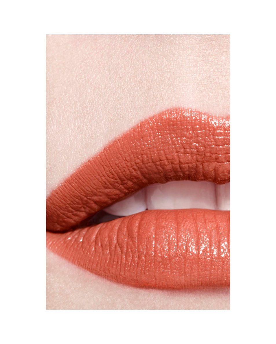 Chanel ROUGE COCO DE LANGHOUDENDE HYDRATERENDE EN GLADSTRIJKENDE VERZORGENDE LIPPENSTIFT MET SATIJNGLANS 106 DEAUVILLE 3.5G 4