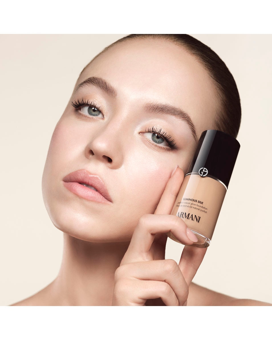 ARMANI BEAUTY Luminous Silk Foundation - Natuurlijke Glow - Blijft 24 Uur Zitten 7,6 4