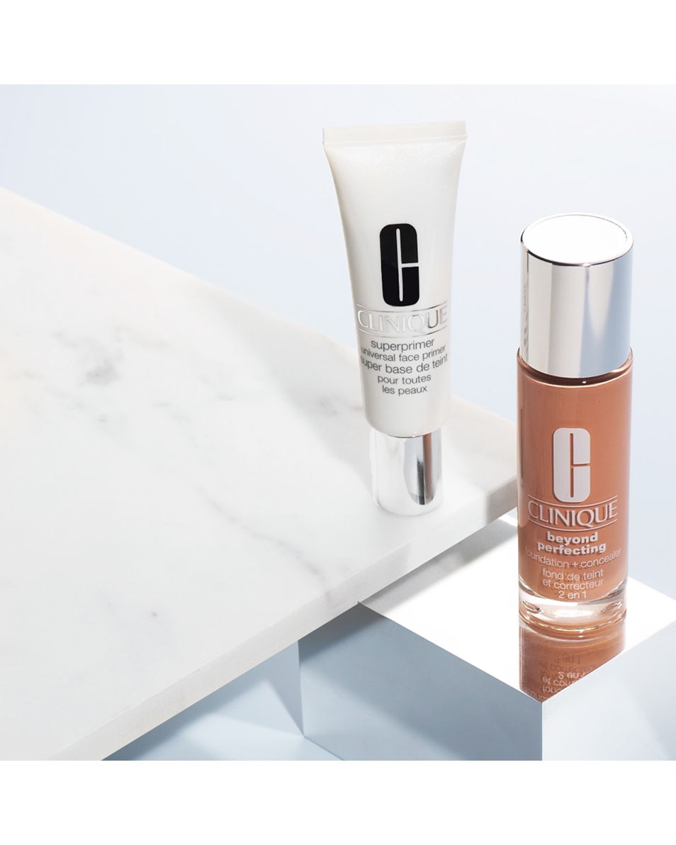 CLINIQUE Beyond Perfecting Liquid Foundation Een foundation en concealer in één voor een natuurlijke look die 24 uur blijft zitten. Sand 4