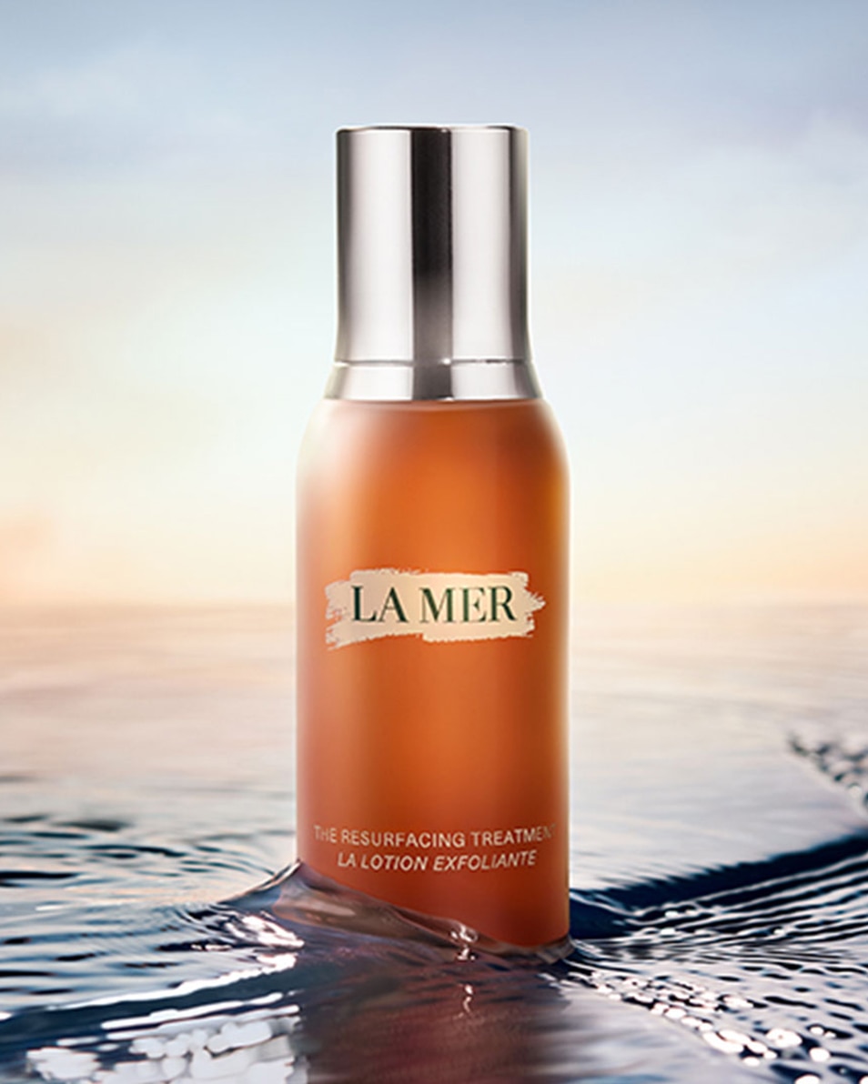 LA MER THE RESURFACING TREATMENT VLOEIBARE SCRUB - HYDRATEERT & VERHELDERT DE HUID 100 ML 5