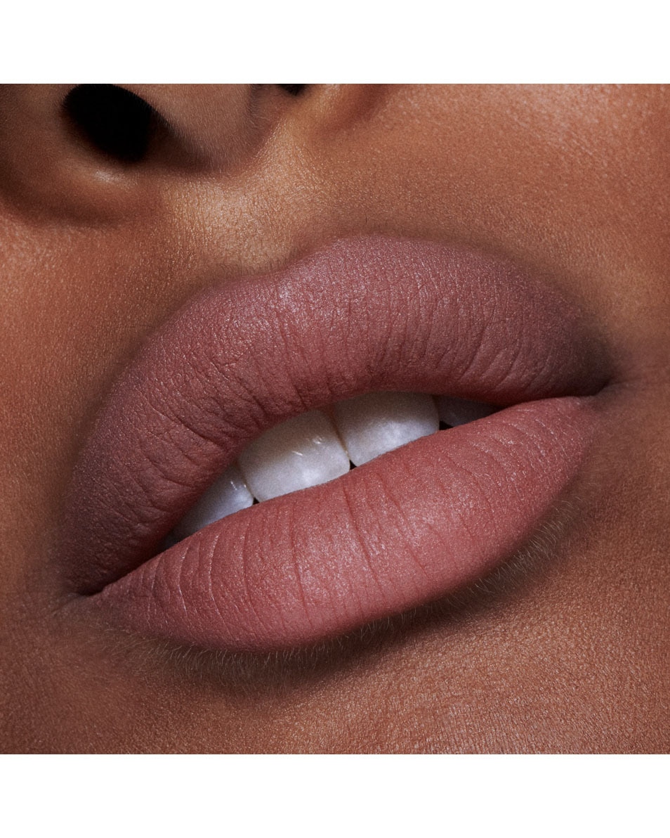 M.A.C Powder Kiss Liquid Lip Colour - Intimate Nudes Vloeibare lippenstift - 10u hydraterend & langhoudend TAKEN