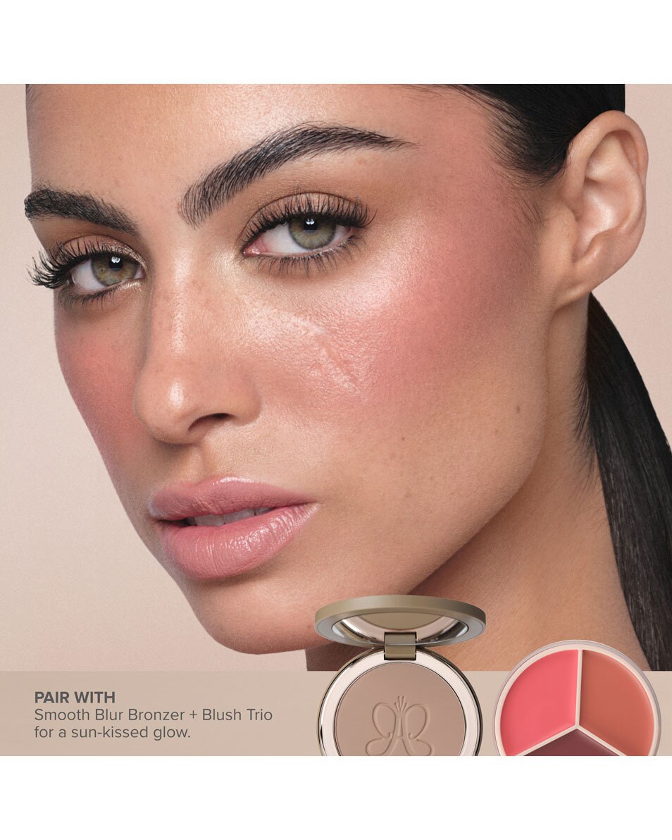 Bronzer ultra-lisse à la finition hâlée et légère.