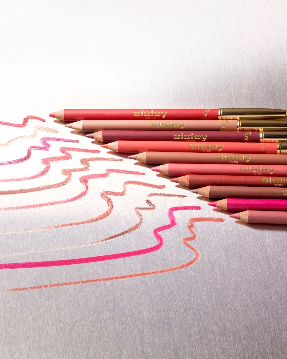 LIP PENCIL - WITH BRUSH AND PENCIL SHARPENER